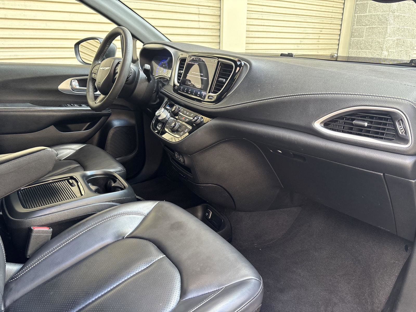 Used 2023 Chrysler Pacifica Touring-L w/ S Appearance Package image 9