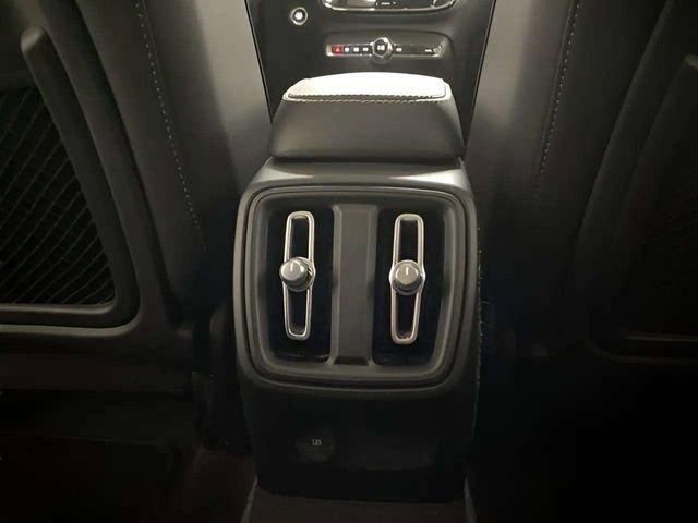 Used 2025 Volvo XC40 B5 Plus image 71