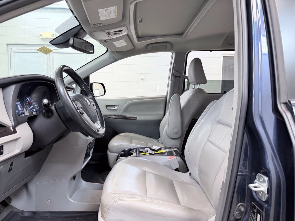 Used 2018 Toyota Sienna XLE w/ XLE Navigation Package FWD image 13