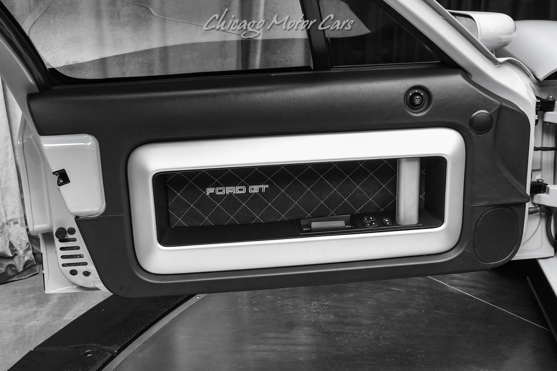 Used 2005 Ford GT RWD image 25