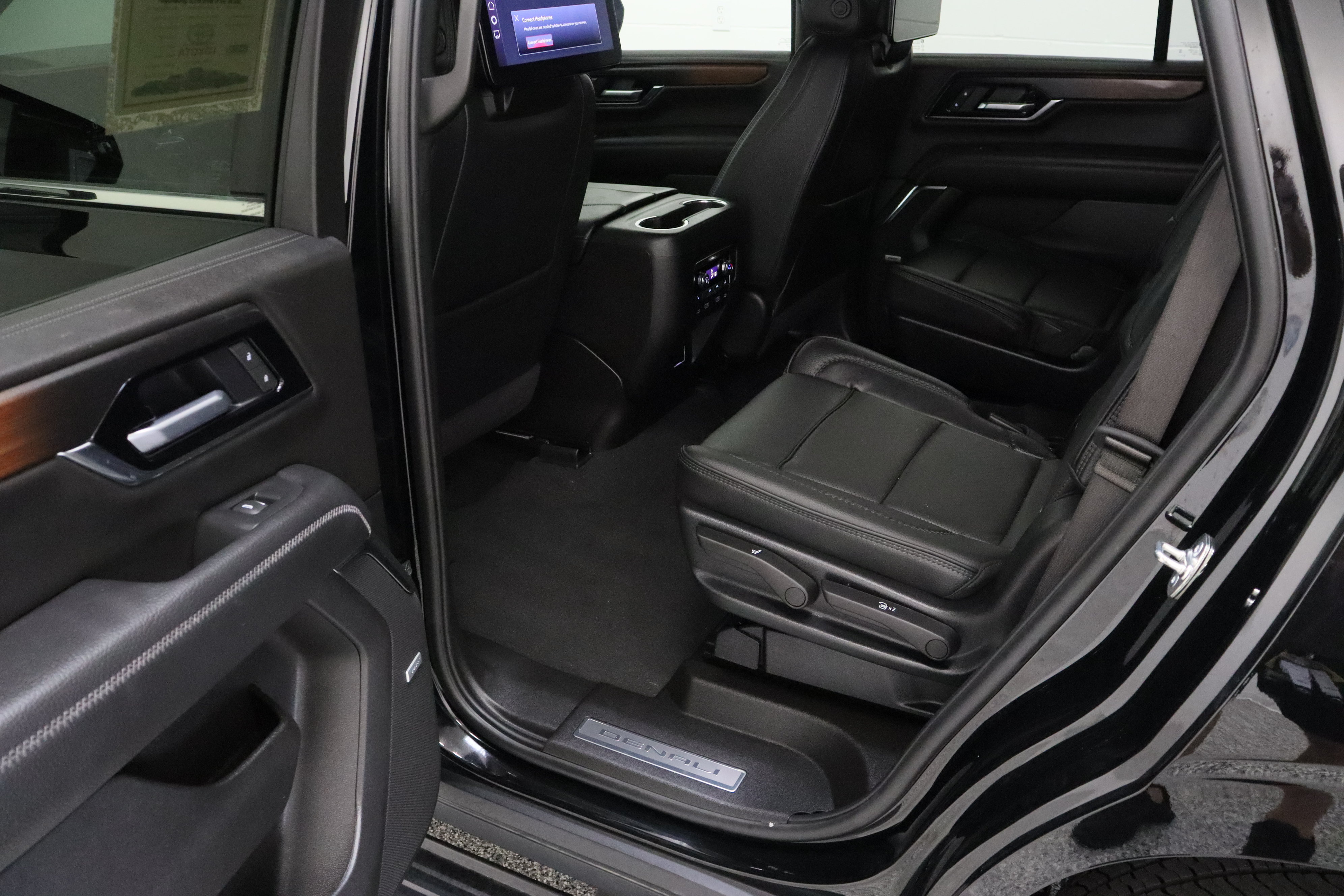 Used 2026 GMC Yukon Denali w/ Denali Reserve Package AWD/4WD image 31