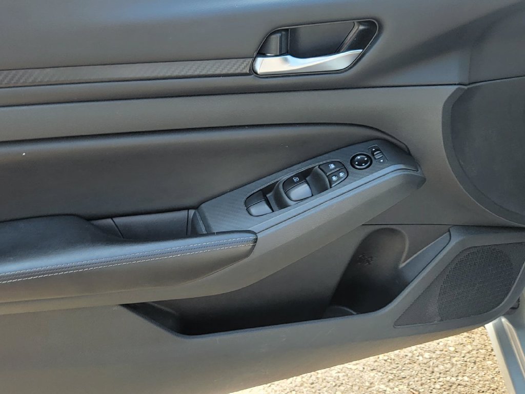 Used 2024 Nissan Altima 2.5 SV FWD image 11