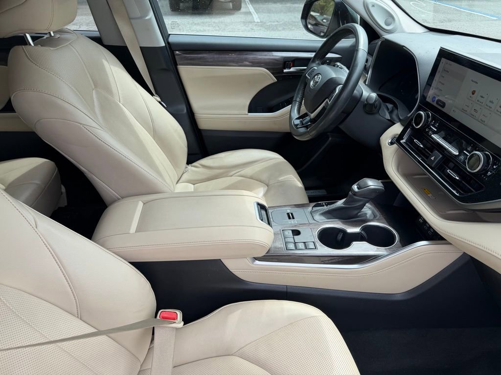 Used 2023 Toyota Highlander Limited FWD image 17
