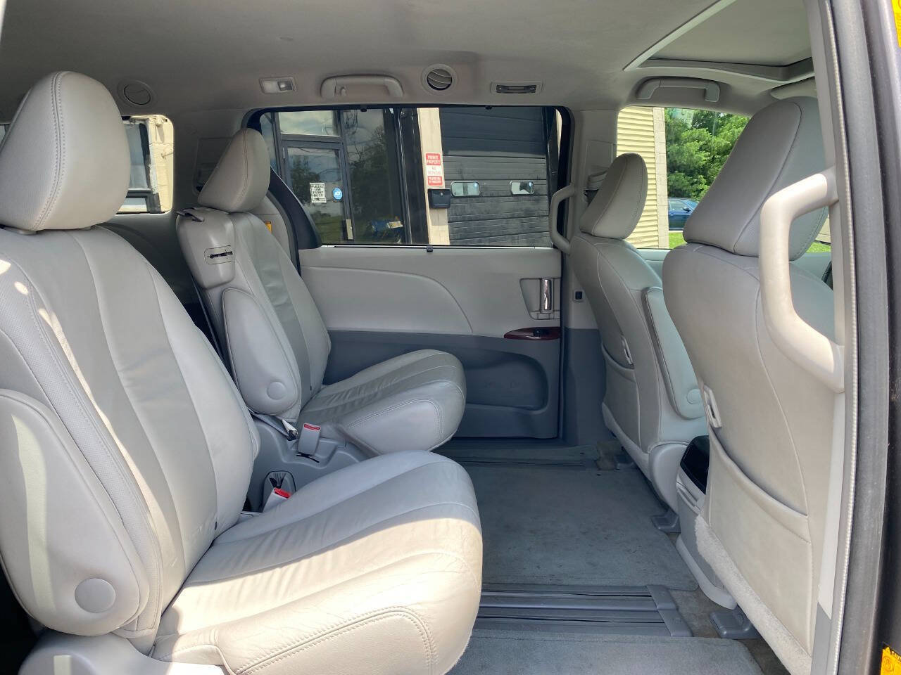 Used 2013 Toyota Sienna XLE FWD image 31