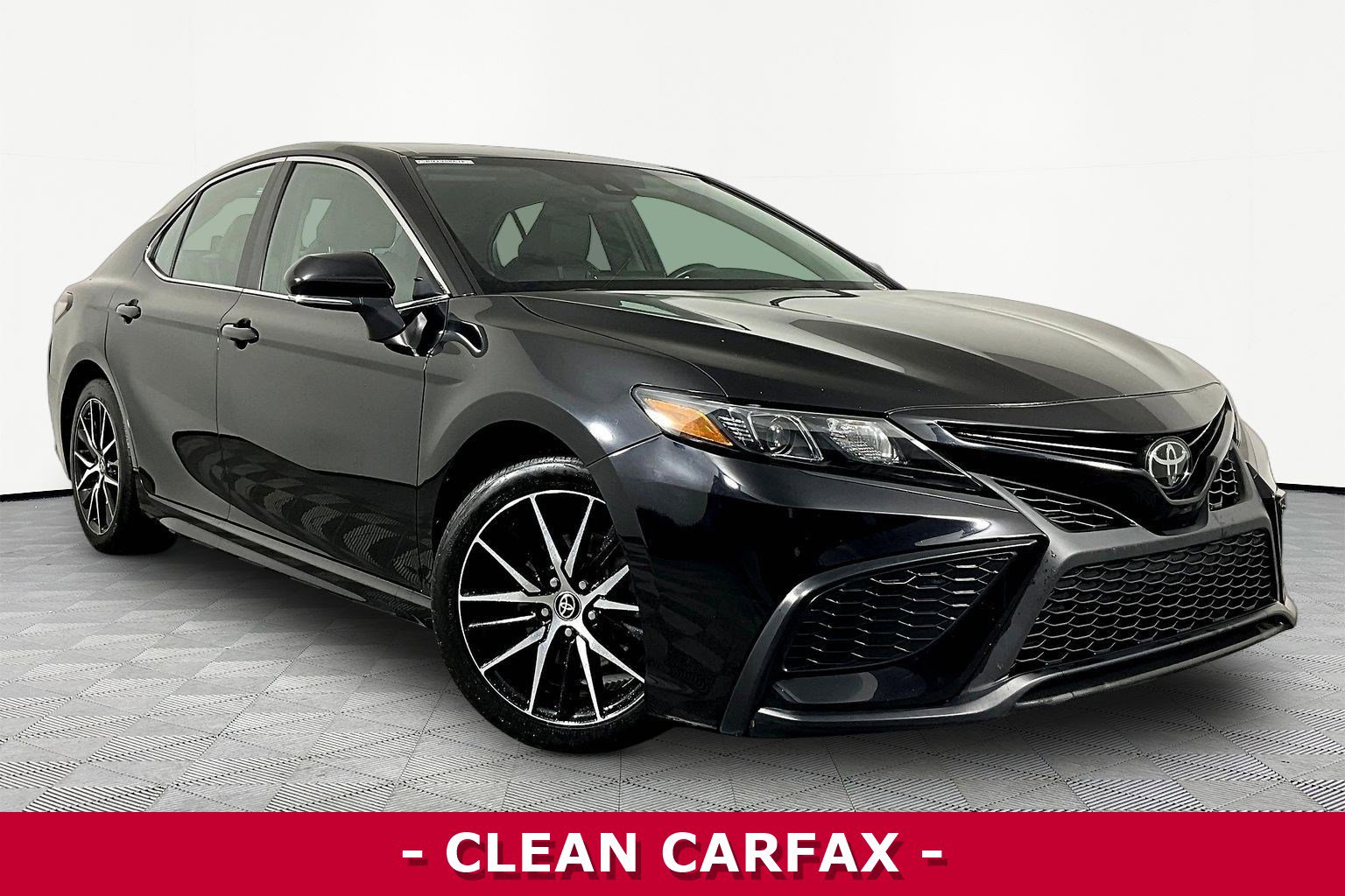 Used 2024 Toyota Camry SE FWD image 3