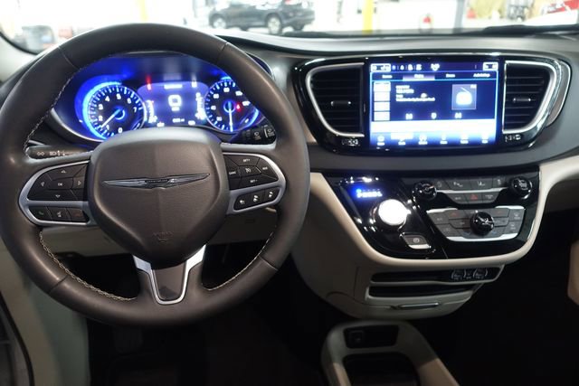 Used 2024 Chrysler Pacifica Touring-L FWD image 11