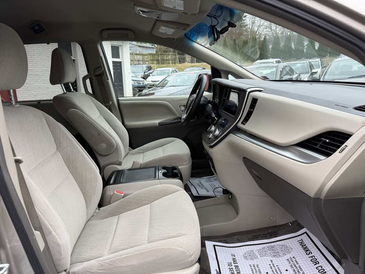 Used 2016 Toyota Sienna LE image 10