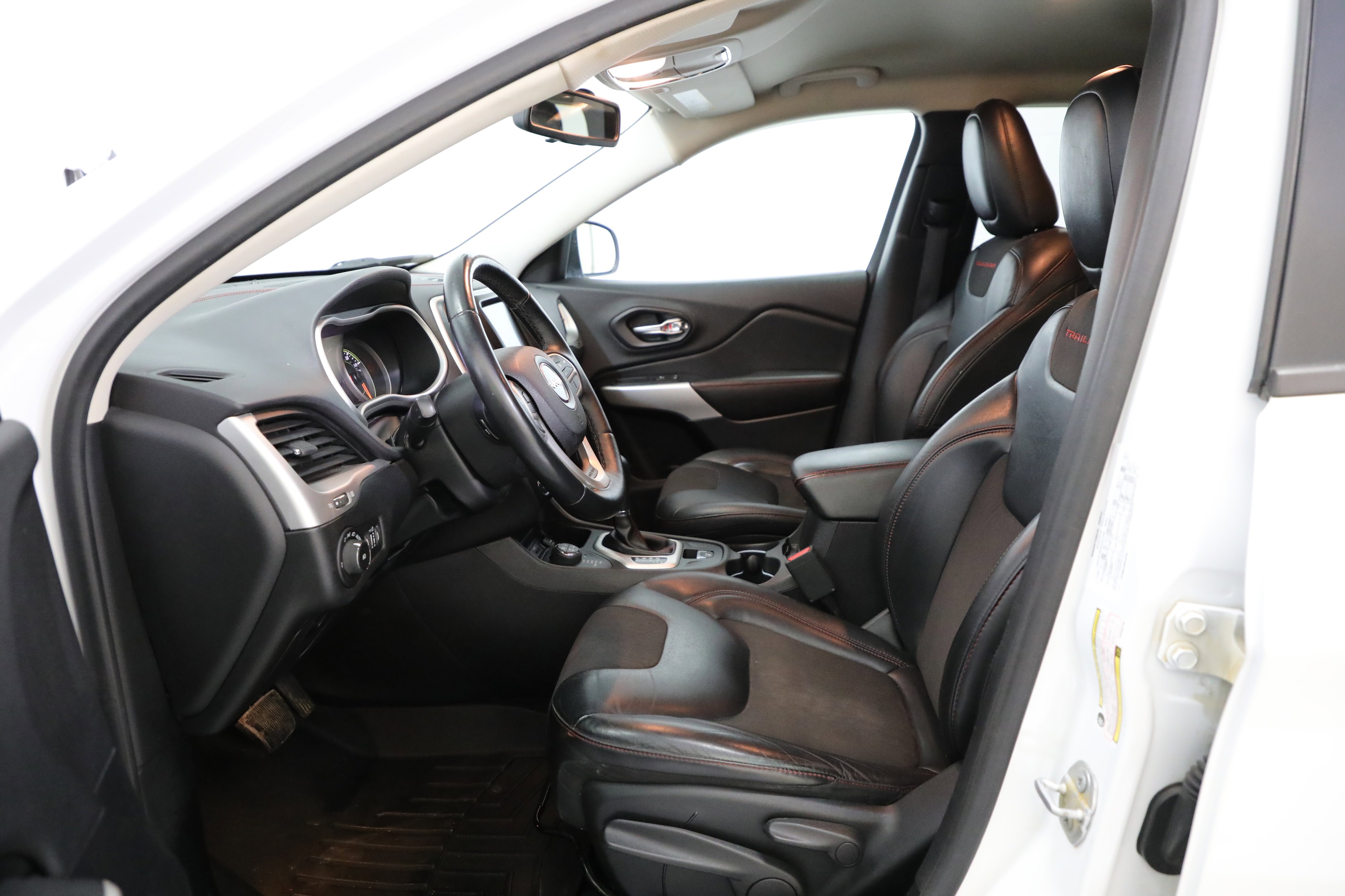 Used 2017 Jeep Cherokee Trailhawk w/ Cold Weather Group image 10