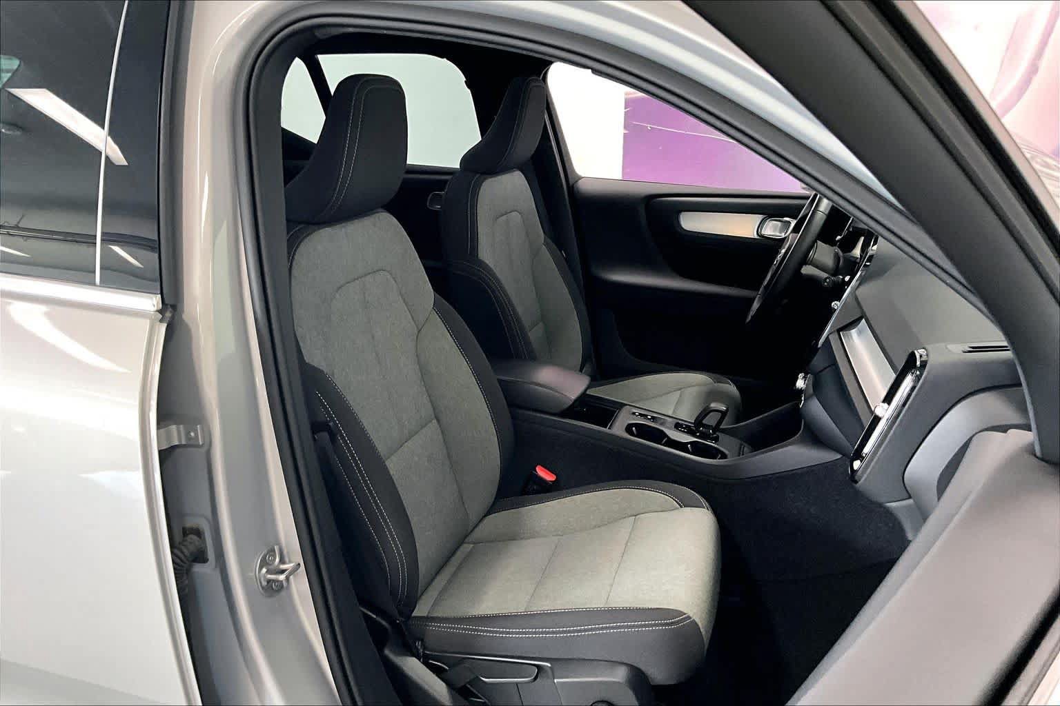 Used 2025 Volvo XC40 B5 Core AWD/4WD image 12