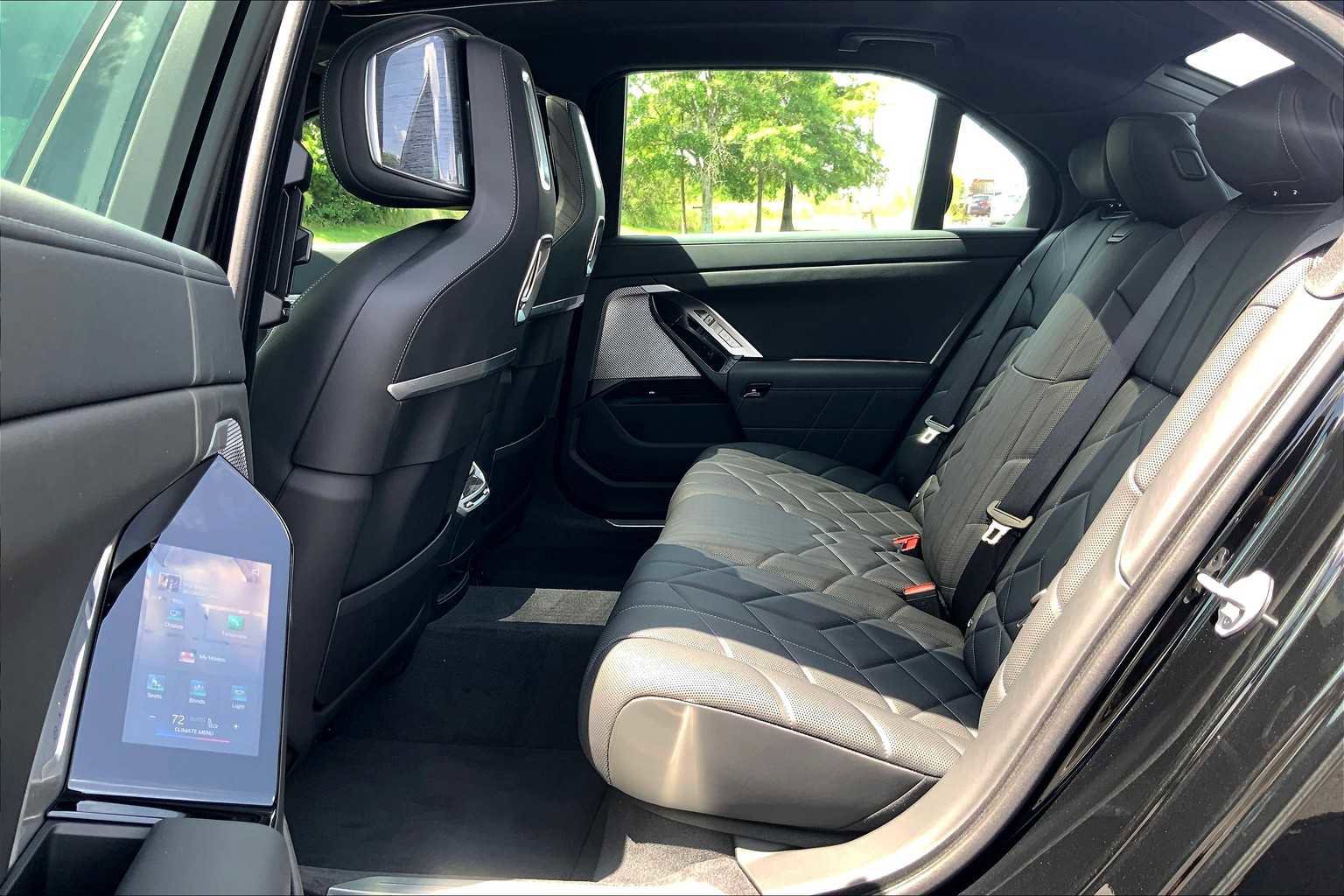 Certified 2025 BMW i7 eDrive50 w/ Premium Package image 17