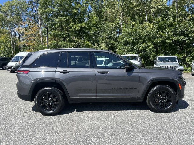 Used 2024 Jeep Grand Cherokee Altitude AWD/4WD image 2