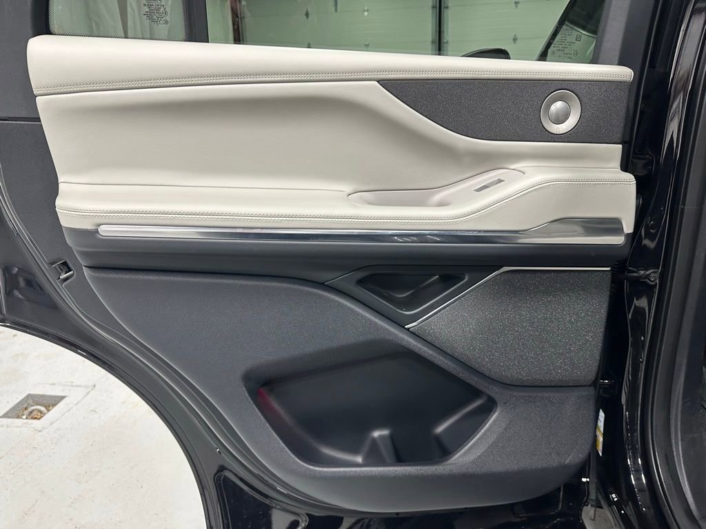 Used 2025 Lincoln Navigator Reserve image 41