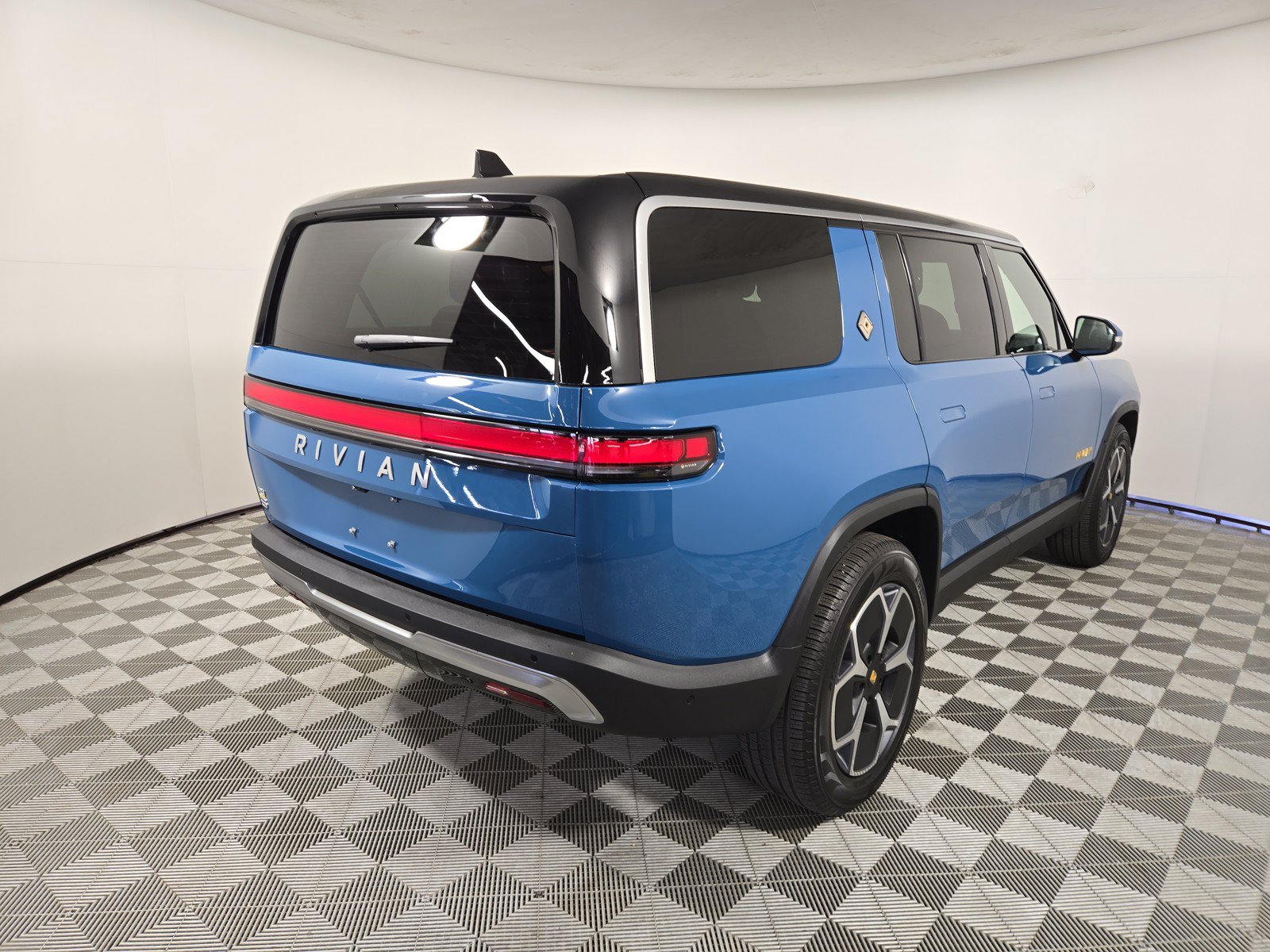 Used 2023 Rivian R1S Adventure AWD/4WD image 5