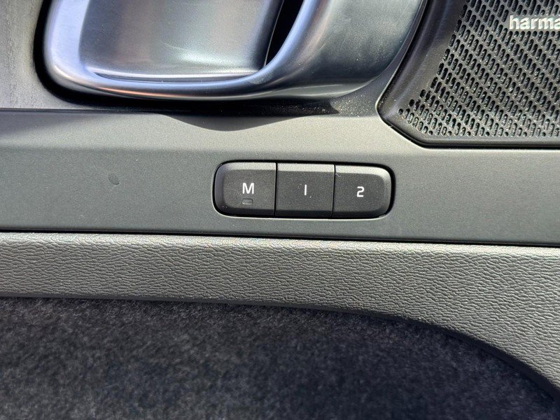 Certified 2023 Volvo XC40 B5 Ultimate w/ Protection Package Premier image 17