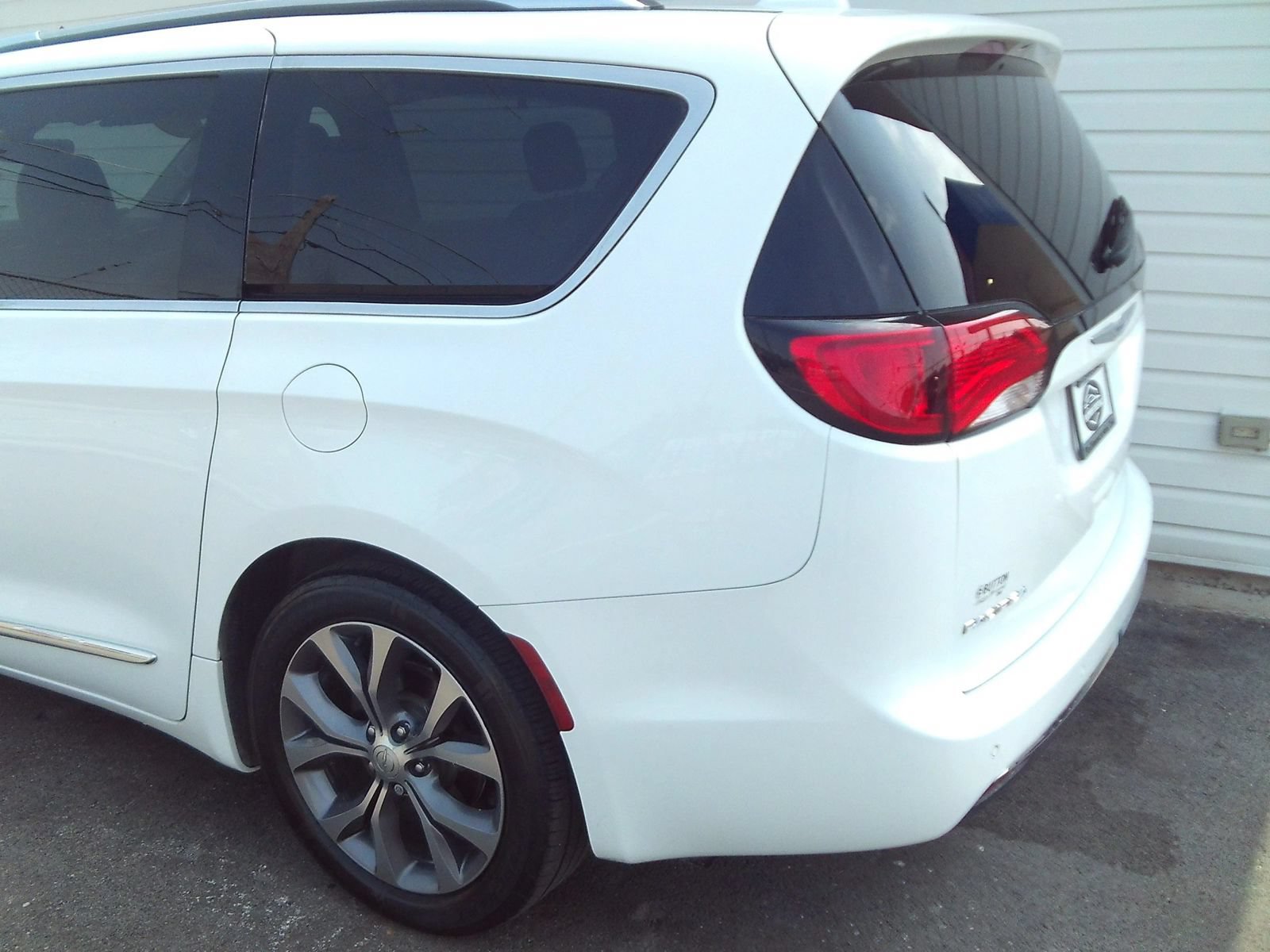 Used 2019 Chrysler Pacifica Limited w/ Tire & Wheel Group FWD image 5