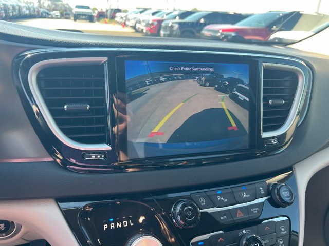 Used 2024 Chrysler Pacifica Touring-L FWD image 12