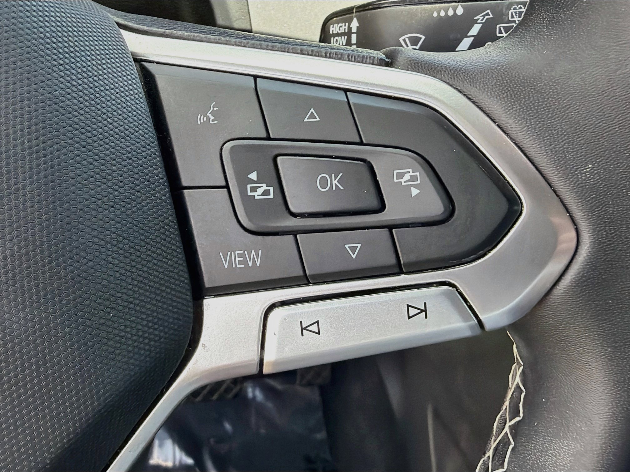 Used 2022 Volkswagen Atlas Cross Sport SE AWD/4WD image 35