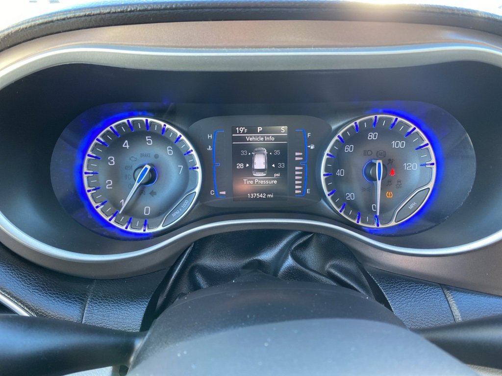 Used 2017 Chrysler Pacifica Touring-L image 27