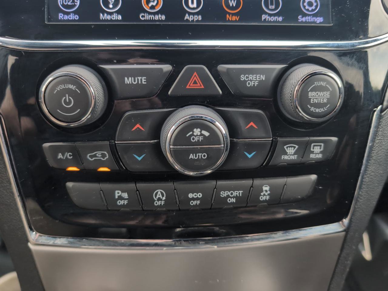 Used 2019 Jeep Grand Cherokee Laredo w/ 18" Wheel & 8.4" Radio Group AWD/4WD image 25