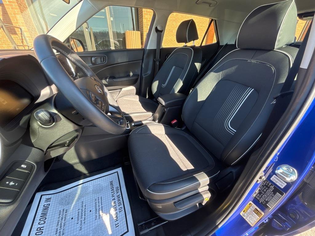 Used 2025 Hyundai Venue Limited FWD image 17