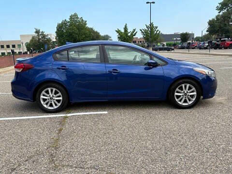 Used 2017 Kia Forte S image 2