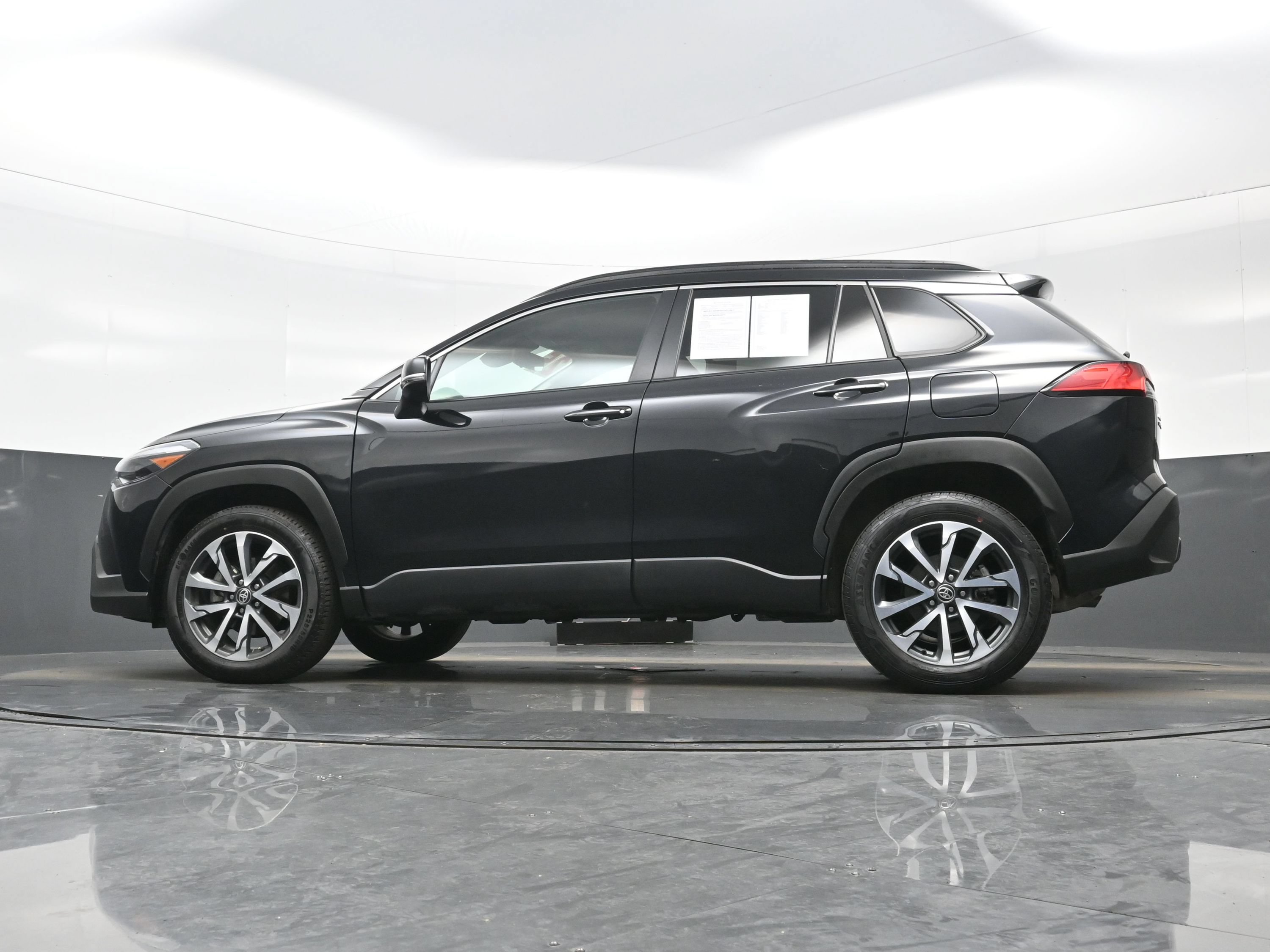Used 2025 Toyota Corolla Cross XLE AWD/4WD image 30