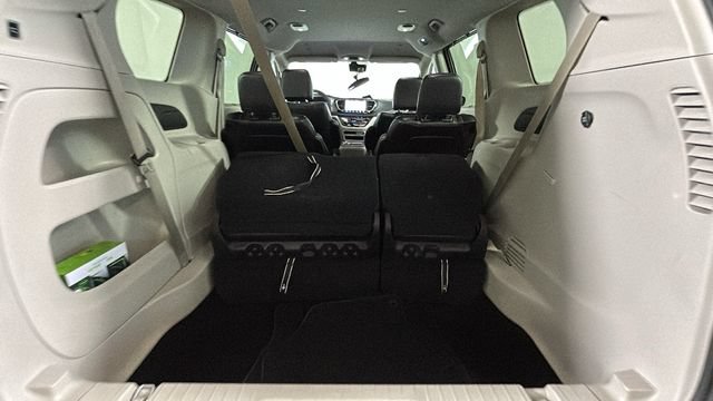 Used 2024 Chrysler Pacifica Touring-L FWD image 28