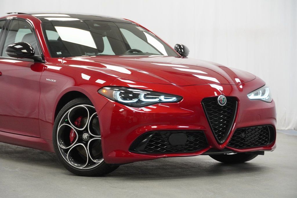Used 2024 Alfa Romeo Giulia Veloce video 3