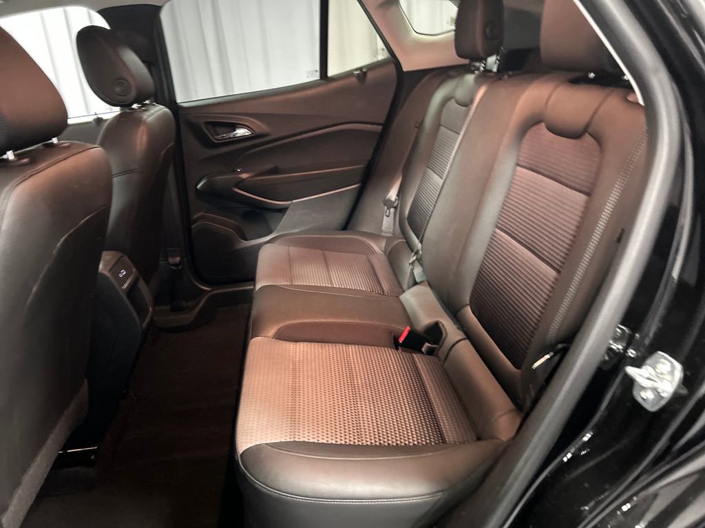Used 2025 Chevrolet Trax LT w/ LT Convenience Package FWD image 23