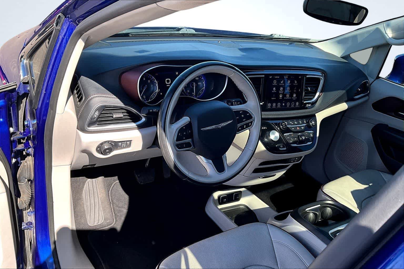 Used 2020 Chrysler Pacifica Limited image 2