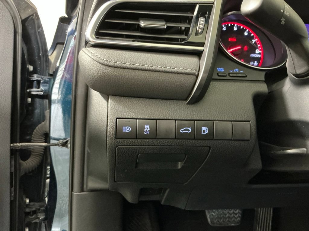 Used 2018 Toyota Camry XSE FWD image 17