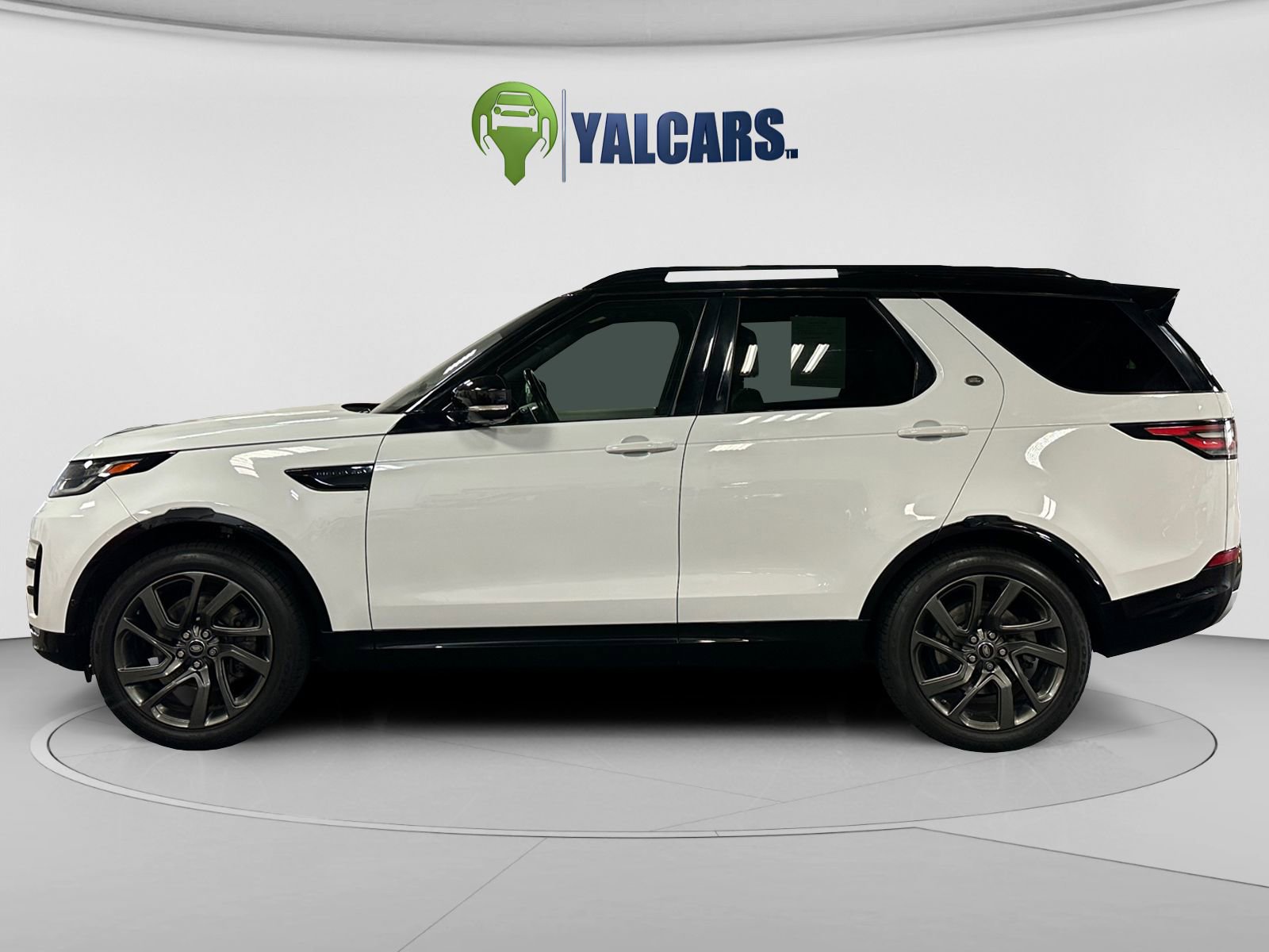 Used 2017 Land Rover Discovery HSE image 2