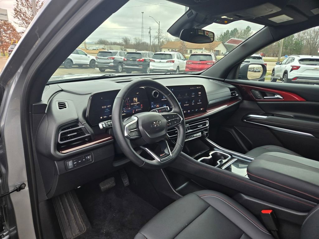 Used 2025 Chevrolet Traverse Z71 image 2