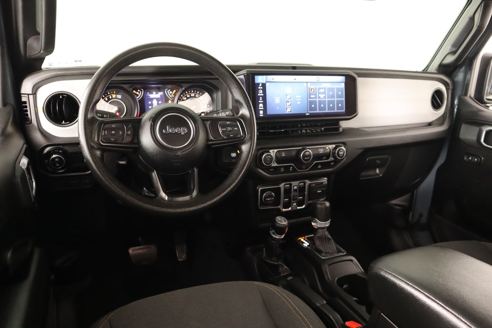 Used 2025 Jeep Gladiator Sport AWD/4WD image 2