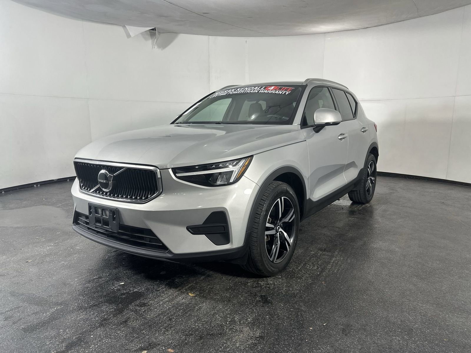 Used 2023 Volvo XC40 B5 Core image 6