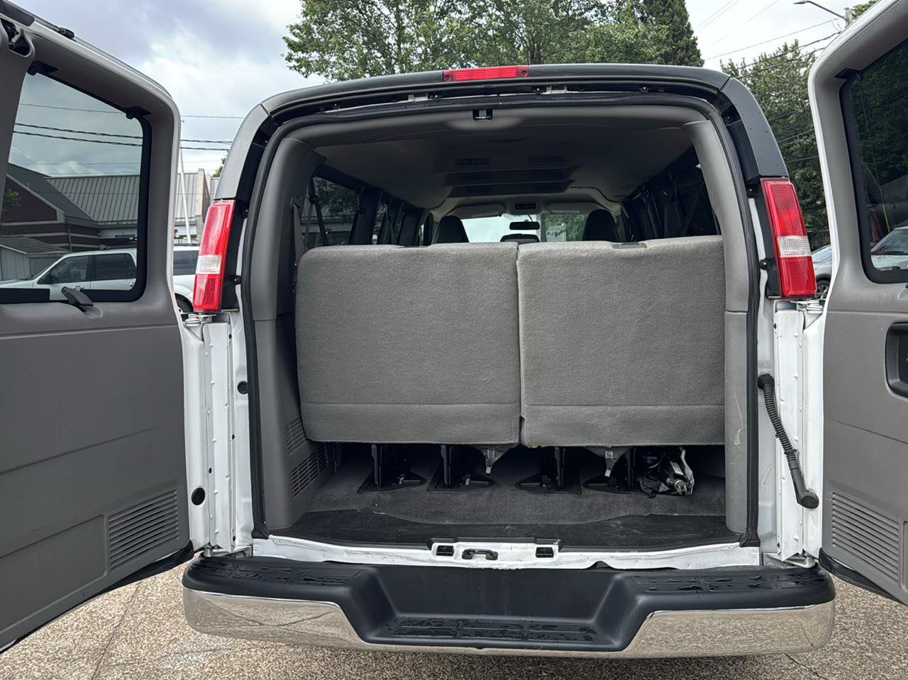 Used 2018 Chevrolet Express 3500 LT w/ LT Preferred Equipment Group RWD image 19