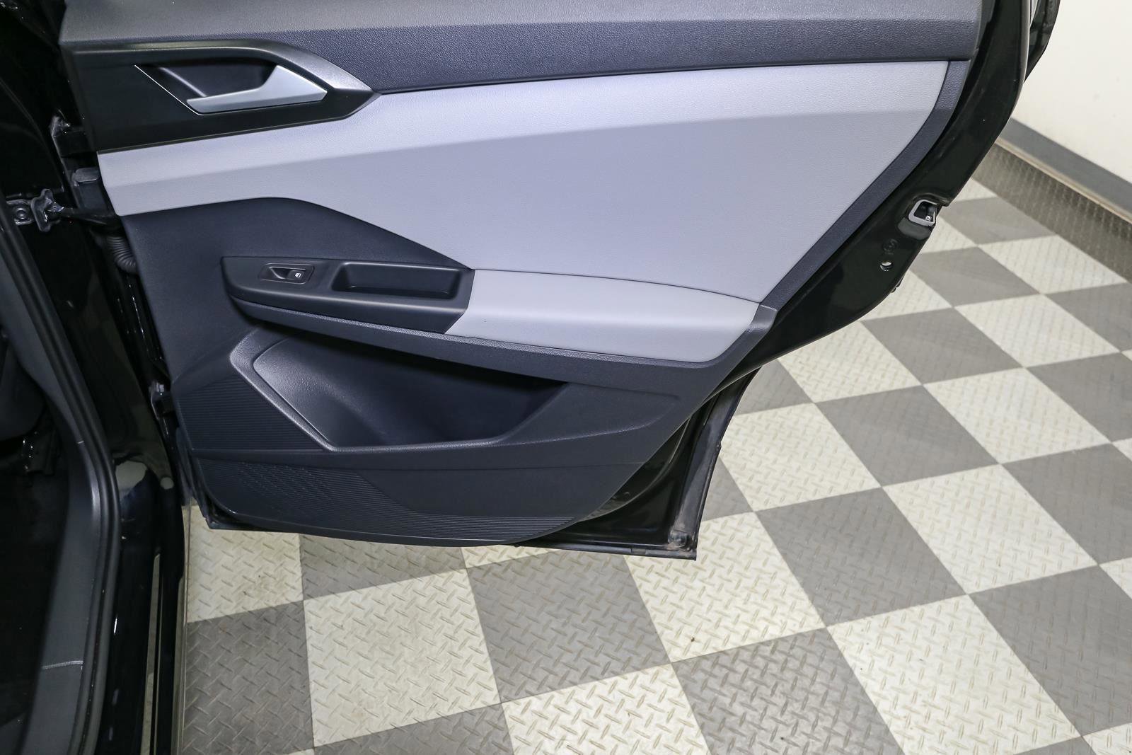 Certified 2022 Volkswagen Taos SE w/ Panoramic Sunroof Package AWD/4WD image 27