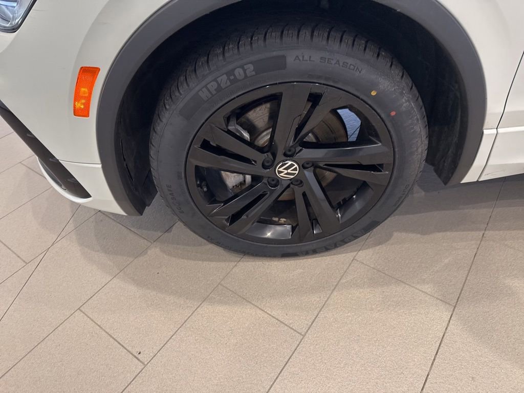 Used 2023 Volkswagen Tiguan SE R-Line image 11