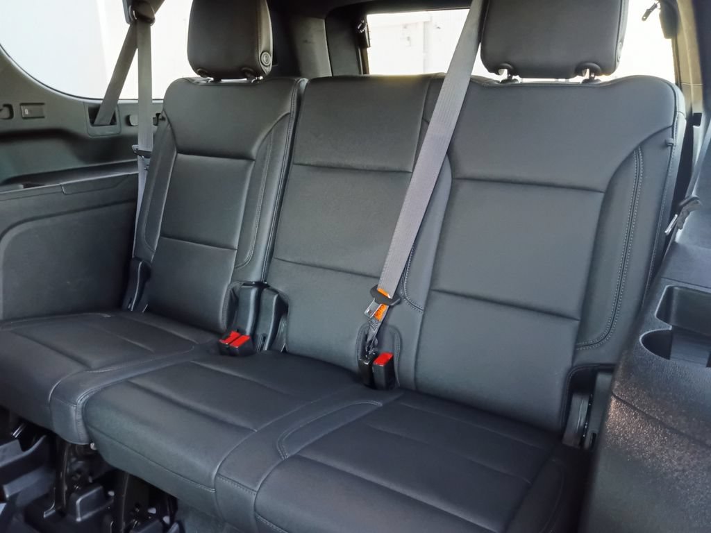 Used 2024 Chevrolet Suburban Z71 w/ Luxury Package AWD/4WD image 5