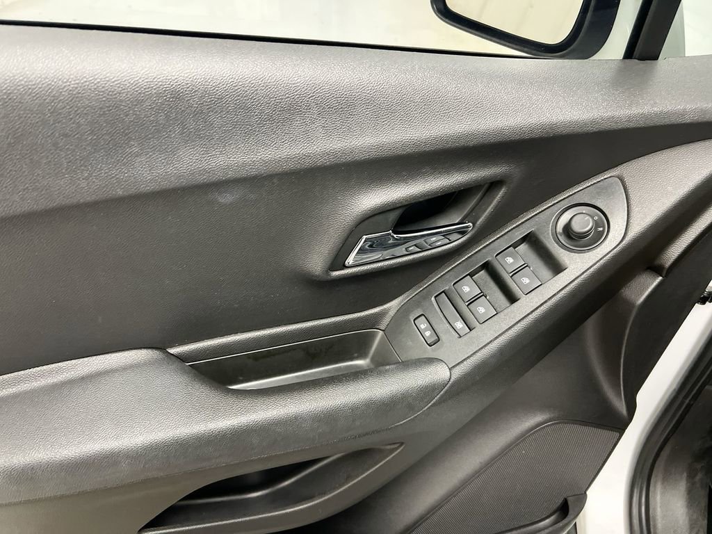 Used 2019 Chevrolet Trax LT w/ LT Convenience Package image 20