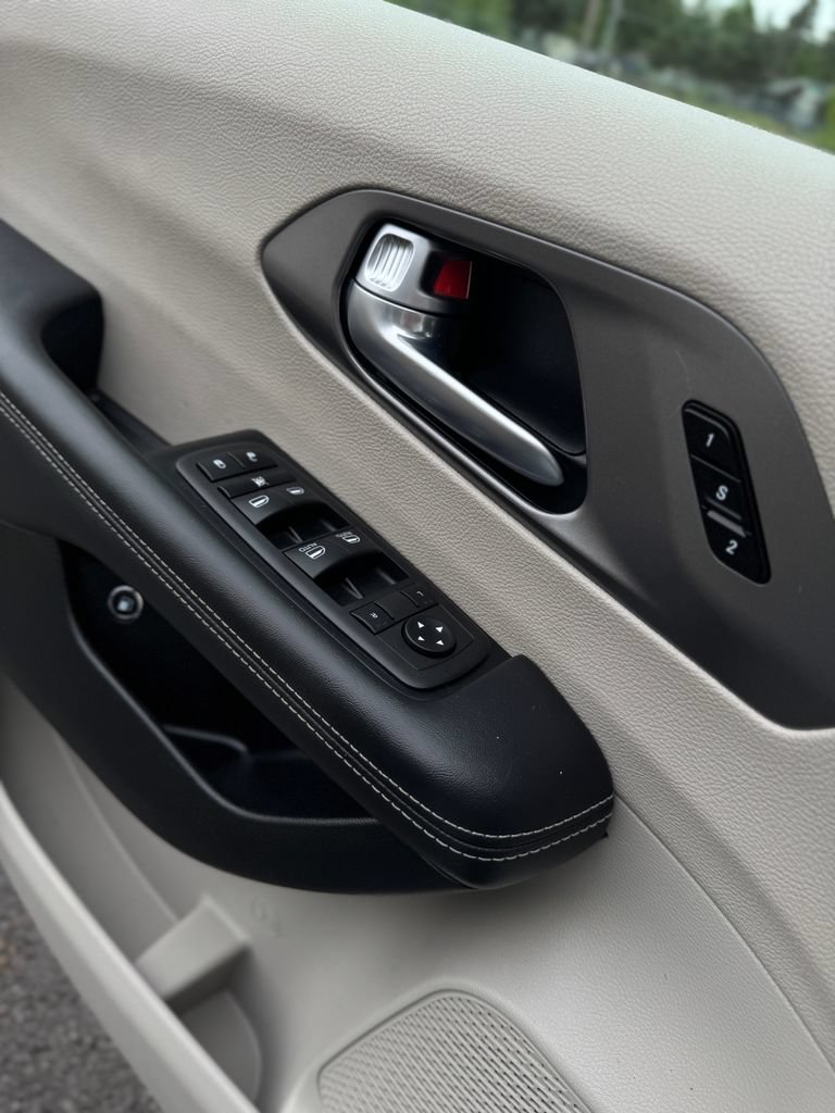 Used 2023 Chrysler Pacifica Touring-L FWD image 35