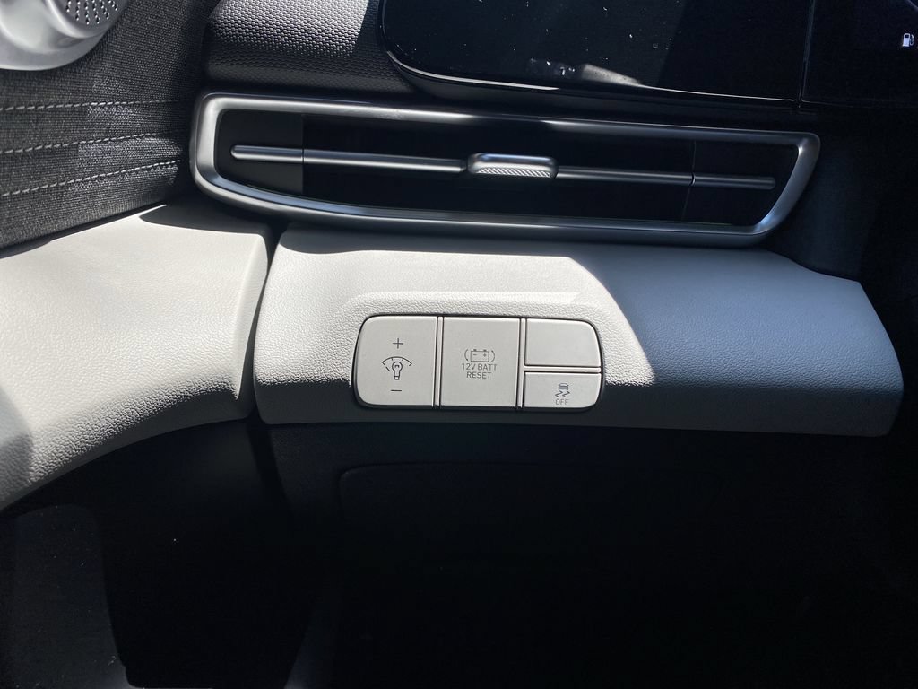 Certified 2024 Hyundai Elantra Limited FWD image 19