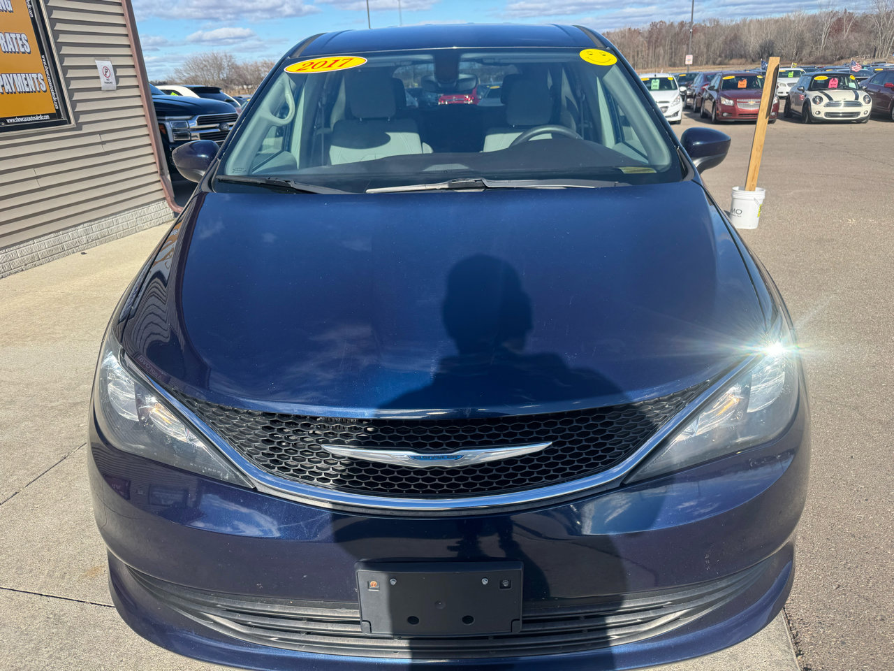 Used 2017 Chrysler Pacifica Touring image 2