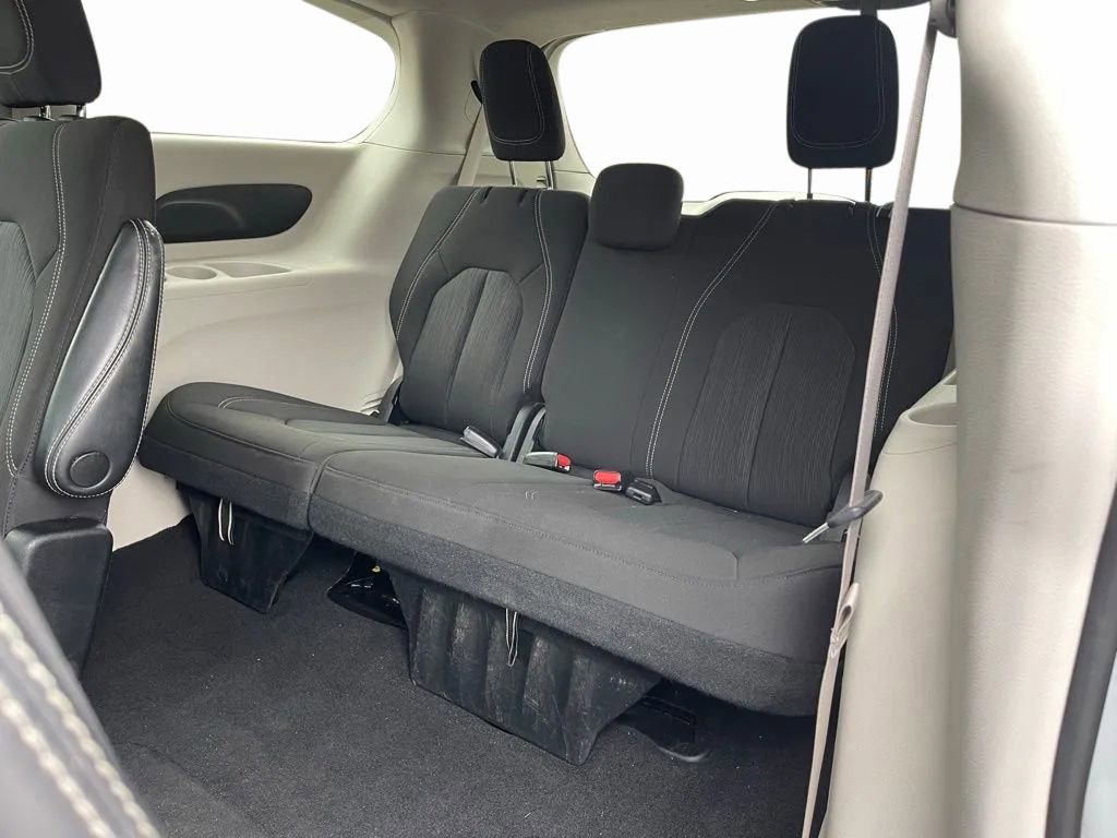 Used 2022 Chrysler Voyager LX image 17