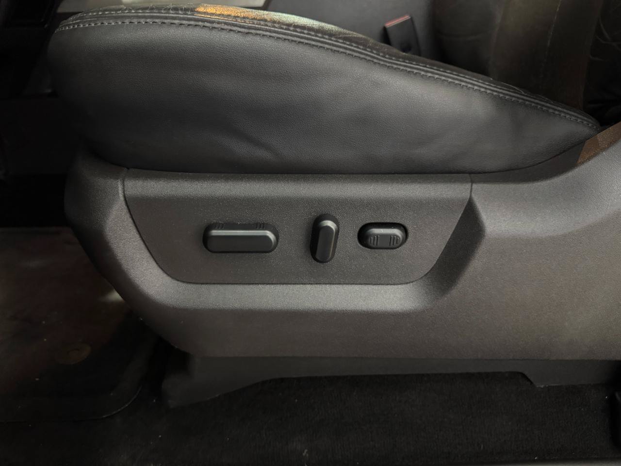 Used 2011 Ford F350 Lariat w/ Chrome Pkg AWD/4WD image 32