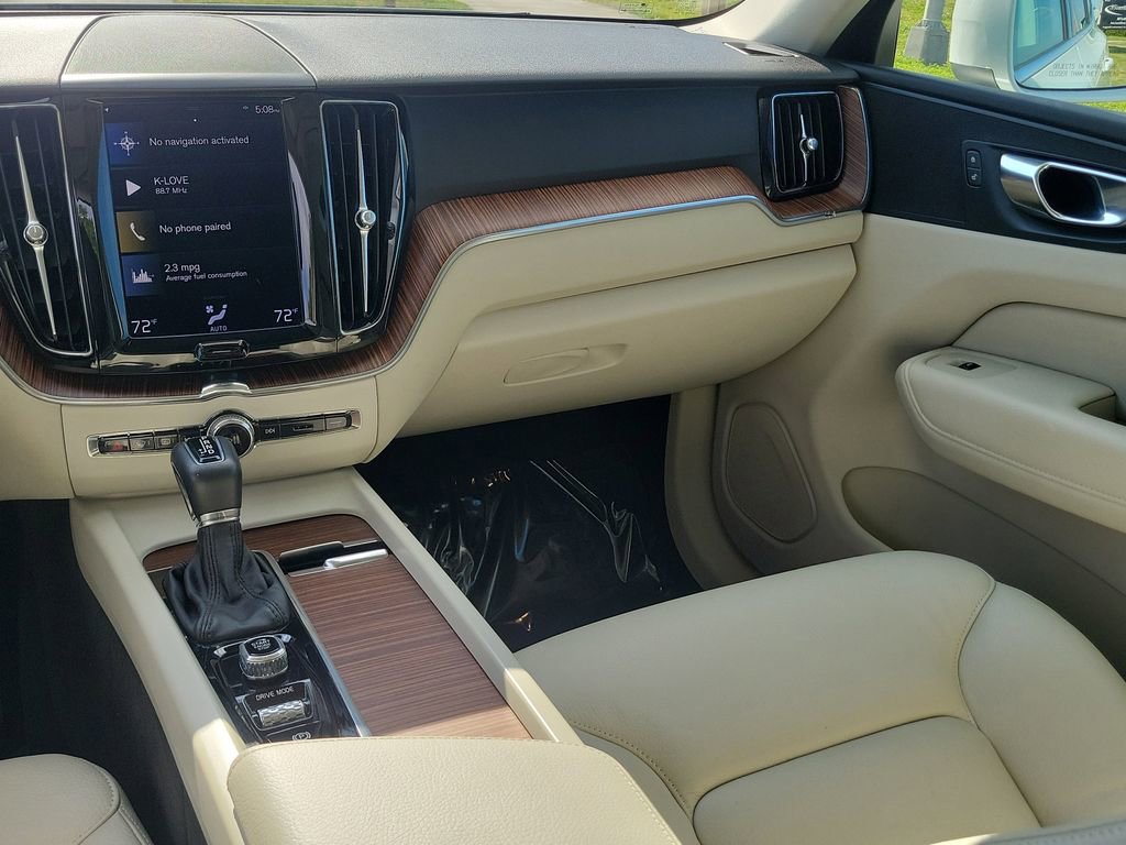 Used 2021 Volvo XC60 T5 Momentum w/ Protection Package Premier image 23