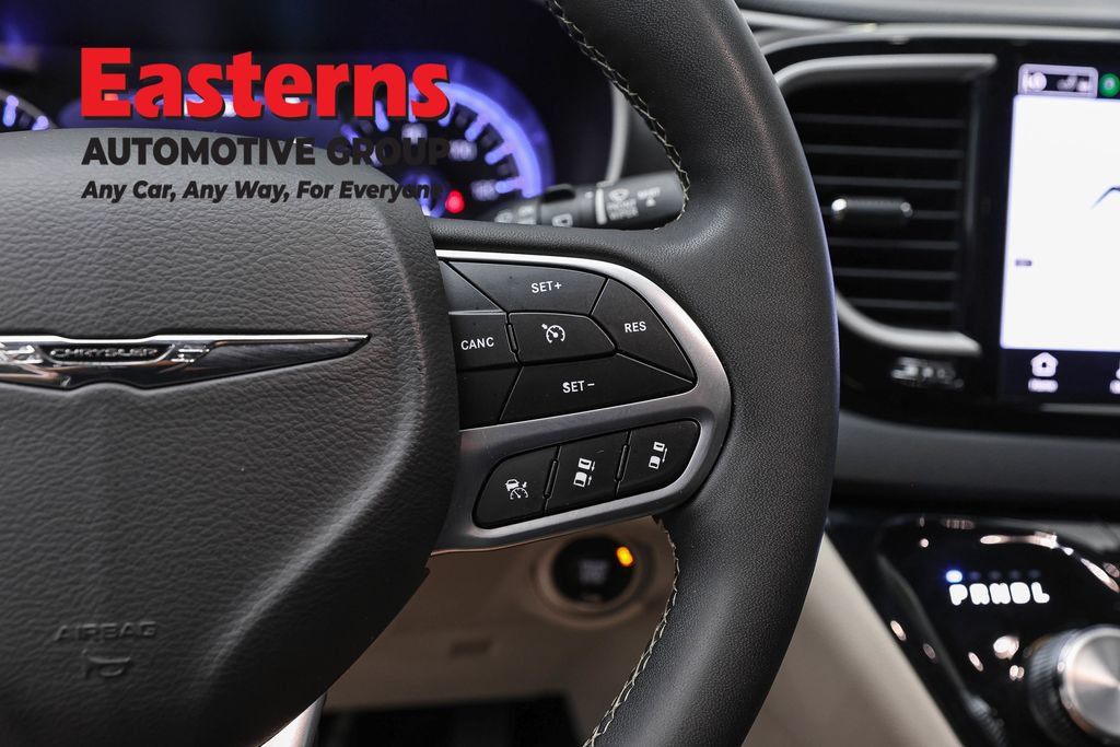 Used 2023 Chrysler Pacifica Touring-L FWD image 16