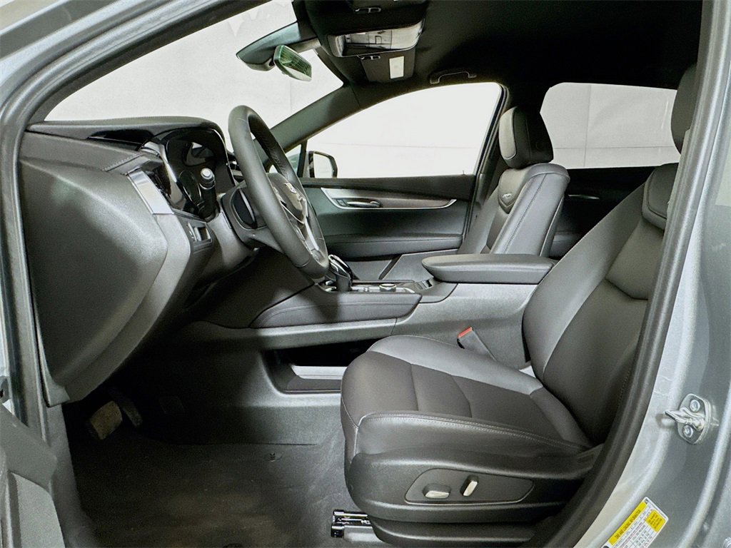 New 2026 Cadillac XT5 Luxury w/ LPO, ONYX Package image 12