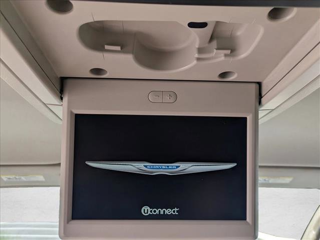 Used 2014 Chrysler Town & Country Touring-L w/ Driver Convenience Group image 19