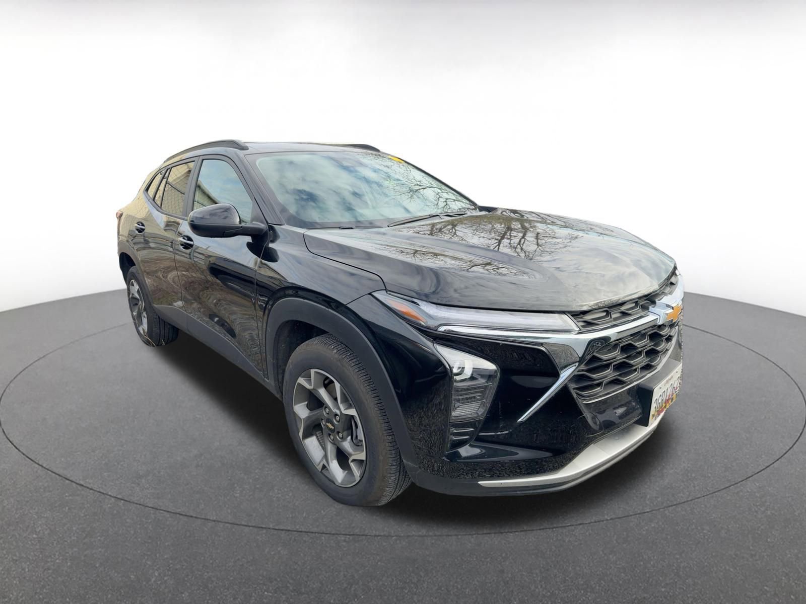 Used 2025 Chevrolet Trax LT w/ LT Convenience Package image 2